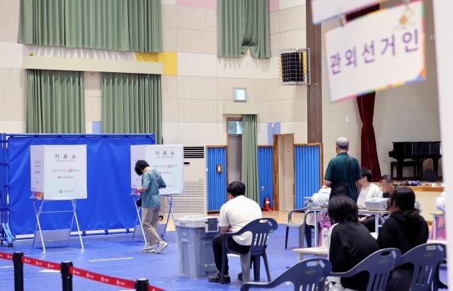 제9회 전국동시지방선거 사전투표 둘째 날인 30일 오전 충북 청주시 상당구 중앙동 사전투표소인 주성초등학교 주성관에서 유권자가 투표하고 있다 사진연합뉴스