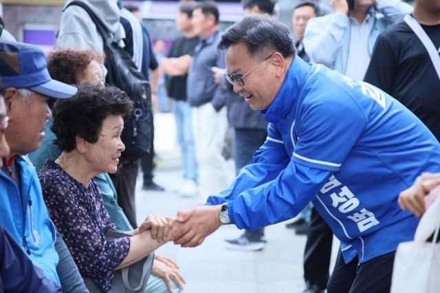 김성범 더불어민주당 제주 서귀포시 국회의원 보궐선거 후보는 아주경제와의 인터뷰에서 저는 장관 직무대행을 맡아 국무회의에 참여하고 중앙부처인 해양수산부를 지휘해 대통령의 핵심 공약이자 지시사항을 직접 실행해 성과로 만든 경험이 있습니다라고 밝혔다 김성범 후보 캠프 제공 