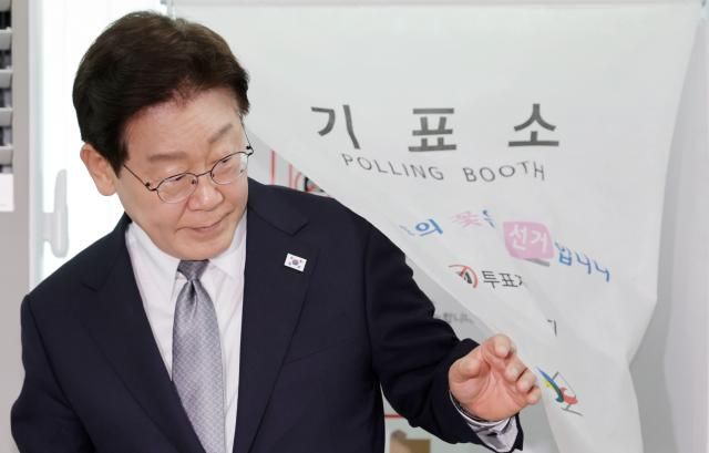이재명 대통령이 제9회 전국동시지방선거 사전투표 첫날인 29일 서울 종로구 삼청동 주민센터에 마련된 사전투표소에서 투표를 마친 뒤 기표소에서 나오고 있다 사진연합뉴스