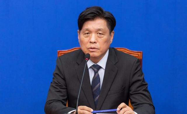 더불어민주당 중앙당 총괄선대본부장인 조승래 사무총장이 지난 15일 국회에서 열린 기자간담회에서 선거 관련 발언을 하고 있다 사진연합뉴스