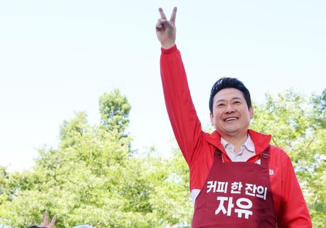 장동혁 국민의힘 대표가 31일 서울 마포구 홍대입구역 인근에서 투표 참여를 호소하고 있다 사진연합뉴스