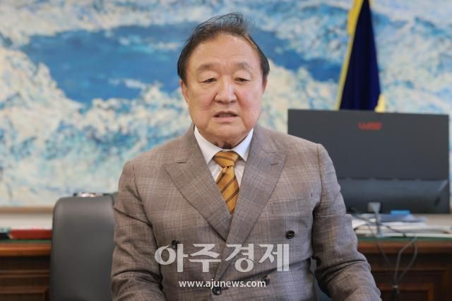 정대철 헌정회장이 2024년 12월 26일 아주경제와 인터뷰하고 있다 사진유대길 기자 dbeorlf123ajunewscom