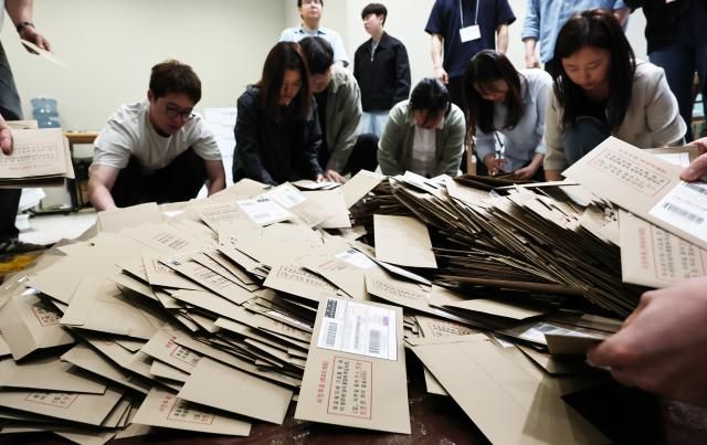 지난 30일 인천 중구 인천국제공항 제1터미널 출국장에 설치된 사전투표소에서 관계자들이 관외 투표용지를 정리하고 있다 사진연합뉴스
