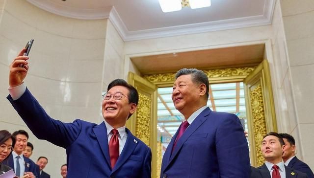 이재명 대통령은 지난해 11월 경북 경주에서 열린 한·중 정상회담 당시 시진핑 주석과 핸드폰으로 사진을 찍고 있다 사진연합뉴스 