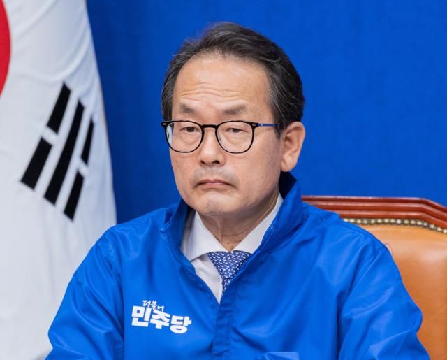 강준현 더불어민주당 수석대변인이 26일 국회에서 열린 조승래 총괄선거대책본부장 간담회에 배석해 발언을 듣고 있다 사진연합뉴스