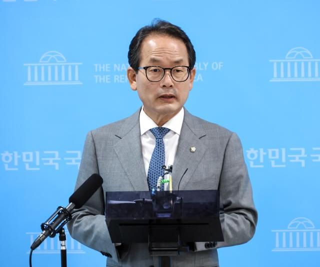 강준현 더불어민주당 수석대변인이 24일 국회 소통관에서 전북지사 선거에 무소속으로 출마한 김관영 후보의 이 대통령과 사전 교감했다는 취지의 주장에 대해 청와대를 통한 사실관계 파악 결과 전혀 사실이 아님을 확답받았다고 선을 긋고 있다 사진연합뉴스
