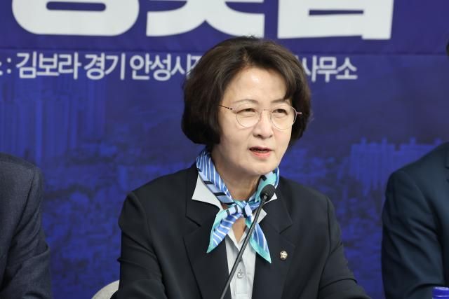 추미애 더불어민주당 경기도지사 후보가 27일 경기도 안성시 김보라 안성시장 후보 선거사무소에서 열린 최고위원회의에서 발언하고 있다 사진연합뉴스