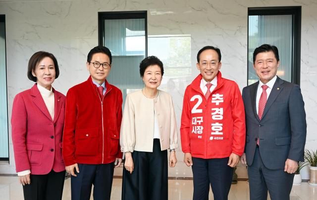 추경호 국민의힘 대구시장 후보와 이철우 경북지사 후보가 4일 박근혜 전 대통령을 예방했다 이 자리에는 이인선 대구시당위원장과 구자근 경북도당 위원장 유영하 의원이 동행했다사진추경호 대구시장 후보 캠프 제공