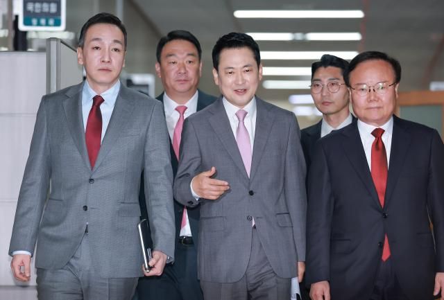 장동혁 국민의힘 대표가 4일 국회에서 열린 최고위원회의에 참석하기 위해 김민수·김재원 최고위원과 회의실로 향하고 있다사진연합뉴스