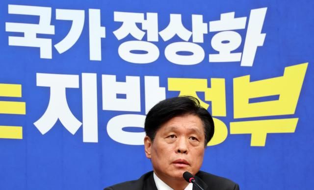 더불어민주당 조승래 사무총장이 4일 국회에서 6·3 지방선거 D-30 기자간담회를 갖고 있다 사진연합뉴스