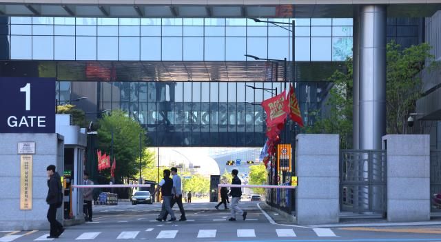 노동조합 전면 파업 나흘째인 4일 오전 인천 연수구 삼성바이오로직스 공장에 출근한 직원들이 이동하고 있다사진연합뉴스