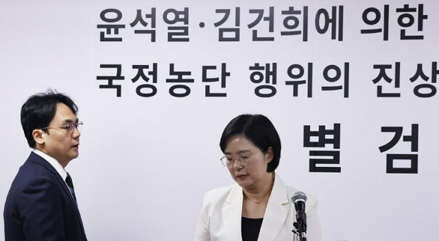 4일 오후 경기도 과천 2차 종합특검 브리핑룸에 김지미 특검보오른쪽와 김치헌 특검보가 입장하고 있다 사진연합뉴스