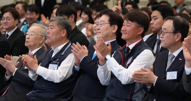 이재명 대통령이 지난 1일 청와대 영빈관에서 열린 노동절 기념식에서 합창단 봄날의 노동가요 메들리 공연을 관람하며 박수치고 있다 사진연합뉴스