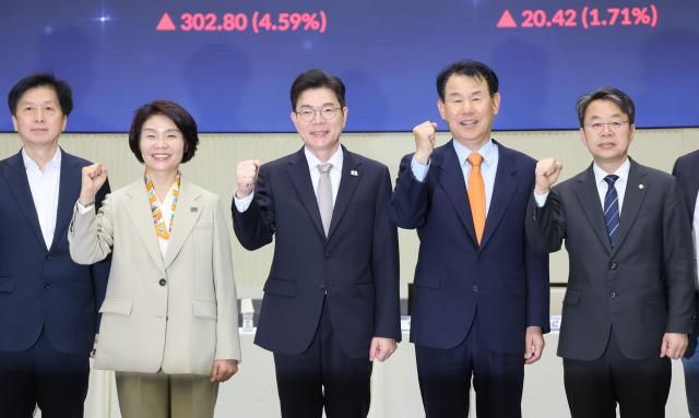 정원오 더불어민주당 서울시장 후보가 4일 서울 여의도 한국거래소에서 열린 정원오의 찾아가는 현장금융편에서 한정애 정책위원회 의장 등 참석자들과 기념 촬영하고 있다 사진연합뉴스