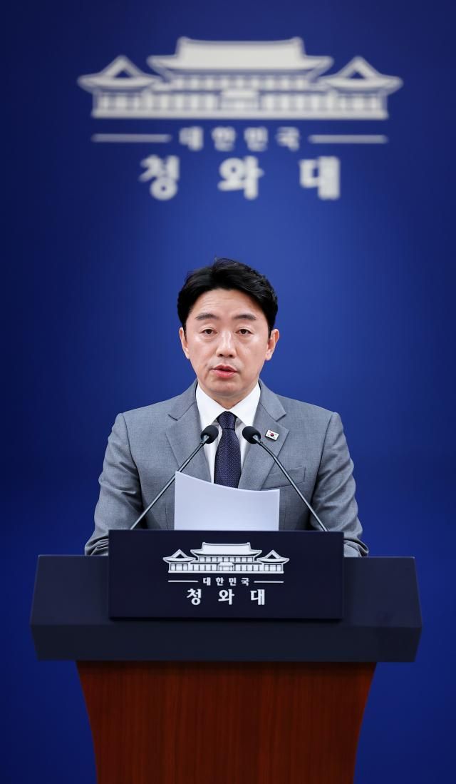 강훈식 비서실장이 지난달 29일 청와대 춘추관에서 공직역량 강화 핵심성과 및 추진계획 브리핑을 하고 있다 사진연합뉴스