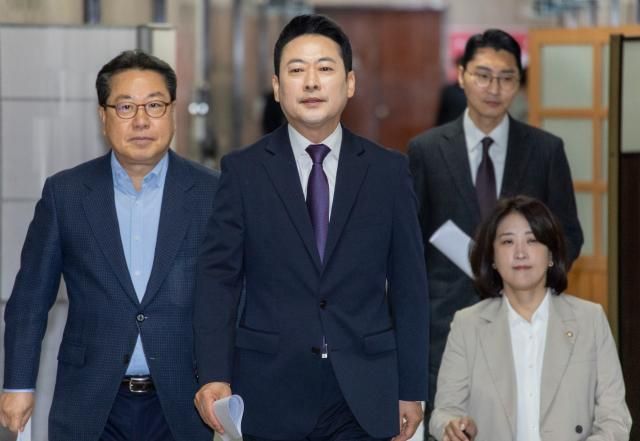 장동혁 국민의힘 대표왼쪽 둘째가 5일 국회에서 기자간담회에 참석하기 위해 이동하고 있다 사진연합뉴스