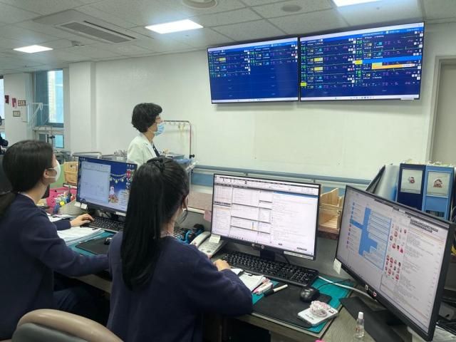 서울성심병원 간호간병병동에서 의료진들이 AI 스마트 병상 모니터링 시스템 씽크thynC를 통해 환자 상태를 실시간으로 확인하고 있다사진대웅제약