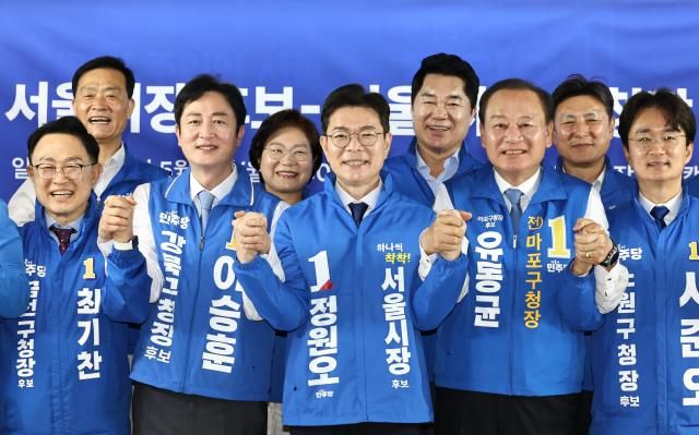 정원오 더불어민주당 서울시장 후보앞줄 왼쪽 3번가 4일 서울 중구 태평빌딩 사무실에서 서울지역 구청장 후보들과 간담회에 앞서 기념 촬영하고 있다 사진연합뉴스