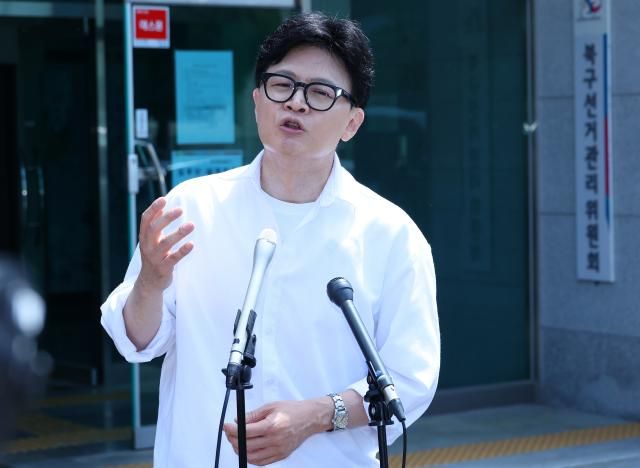 무소속 한동훈 부산 북갑 국회의원 보궐선거 예비후보가 4일 오후 부산 구포동 북구선거관리위원회에 예비후보 등록을 한 뒤 기자들 질문에 답하고 있다 사진연합뉴스