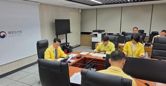 황종우 해양수산부 장관은 4일 발생한 HMM NAMU 화물선 폭발 사고와 관련해 긴급 상황점검회의를 개최하고 현황을 파악했다 사진해양수산부