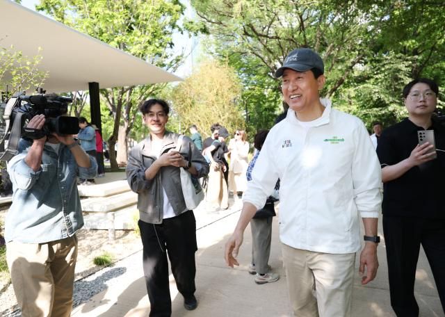 오세훈 국민의힘 서울시장 후보오른쪽 2번가 1일 서울 성동구 서울숲에서 개막한 2026 서울국제정원박람회를 둘러보고 있다 사진연합뉴스