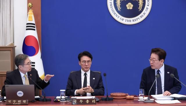 이재명 대통령이 6일 청와대에서 열린 국무회의 겸 비상경제점검회의에서 조현 외교부 장관의 발언을 듣고 있다 사진연합뉴스