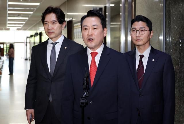 장동혁 국민의힘 대표가운데가 6일 국회 당대표실에서 우원식 국회의장과 면담을 마친 뒤 기자들 질의에 답하고 있다 사진연합뉴스
