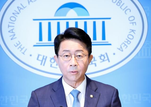 조정식 더불어민주당 의원이 4일 국회 소통관에서 국회의장 선거 출마 기자회견을 하고 있다 사진연합뉴스