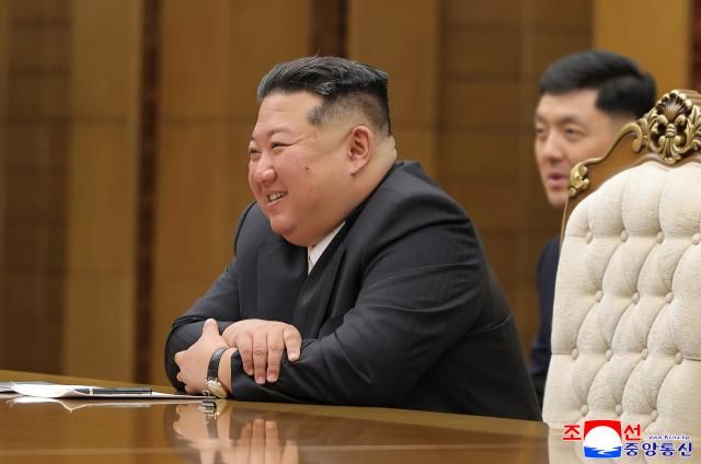 김정은 북한 국무위원장이 지난 4월 26일 해외군사작전 전투위훈기념관 준공식 참석차 북한을 방문 중인 뱌체슬라프 볼로딘 러시아 하원국가두마 의장을 접견했다고 조선중앙통신이 27일 보도했다 사진연합뉴스