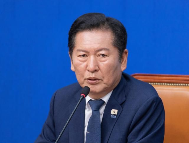 정청래 더불어민주당 대표가 6일 국회에서 열린 최고위원회의에서 발언하고 있다 사진연합뉴스