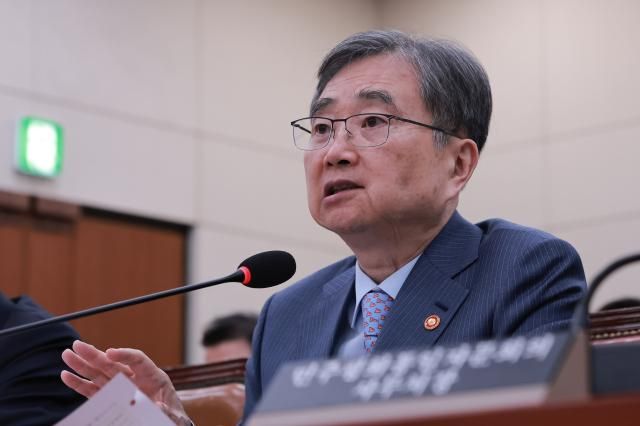 조현 외교부 장관이 지난 4월 15일 국회에서 열린 외교통일위원회 전체회의에서 의원 질의에 답하고 있다 사진연합뉴스