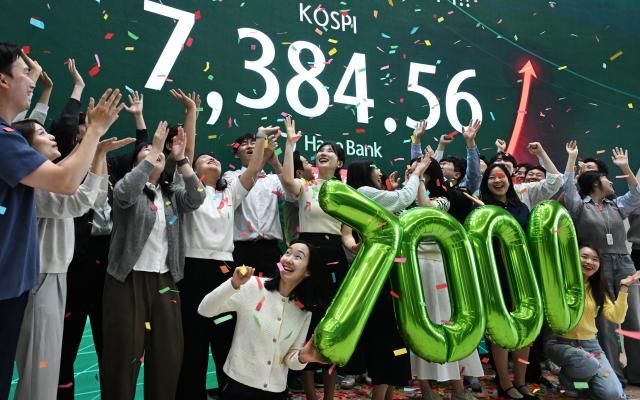 코스피가 전장보다 44757포인트645 오른 738456으로 마감하며 종가 기준 역대 최고치를 경신한 6일 오후 서울 중구 하나은행 딜링룸에서 직원들이 축하 세리머니를 하고 있다 사진유대길 기자 dbeorlf123ajunewscom