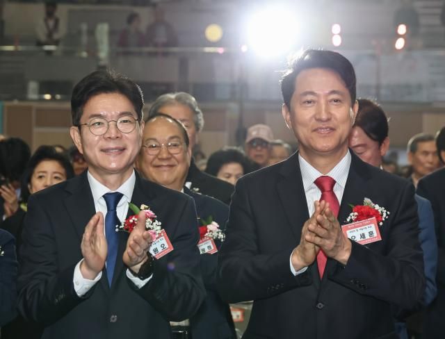 정원오 더불어민주당 서울시장 후보왼쪽와 오세훈 국민의힘 서울시장 후보가 6일 서울 중구 장충체육관에서 열린 대한노인회 서울시연합회 제54회 어버이날 기념행사에서 박수치고 있다 사진연합뉴스