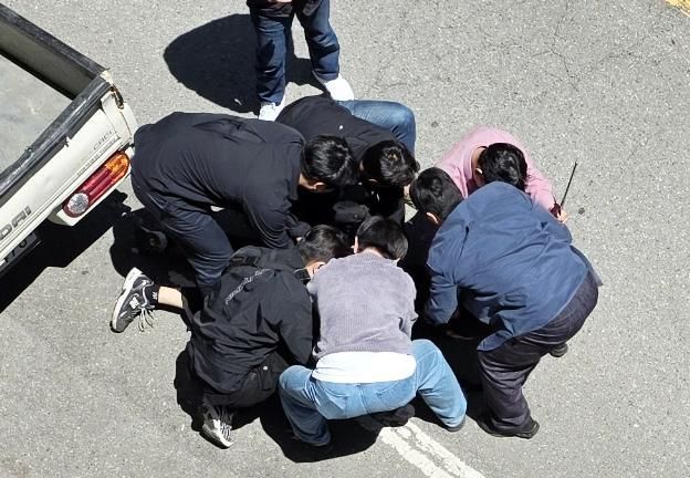 5일 오전 광주 광산구 월계동 한 도로에서 살인 혐의 등을 받는 20대 피의자 장 모 씨를 경찰이 긴급 체포하고 있는 모습 사진연합뉴스