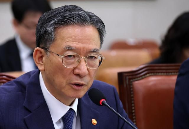 정성호 법무부 장관이 6일 국회에서 열린 법제사법위원회 전체회의에서 의원 질의에 답변하고 있다 사진연합뉴스