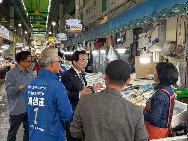 박수현 더불어민주당 충남지사 후보가 6일 공주 산성시장을 방문해 상인들과 대화하고 있다사진송승현 기자