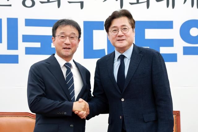 한병도 더불어민주당 원내대표가 7일 국회를 방문한 홍익표 청와대 정무수석과 기념 촬영을 하고 있다 사진연합뉴스