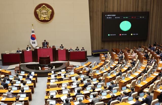7일 국회에서 열린 5월 임시국회 제1차 본회의에서 생명안전기본법안이 가결되고 있다 사진연합뉴스