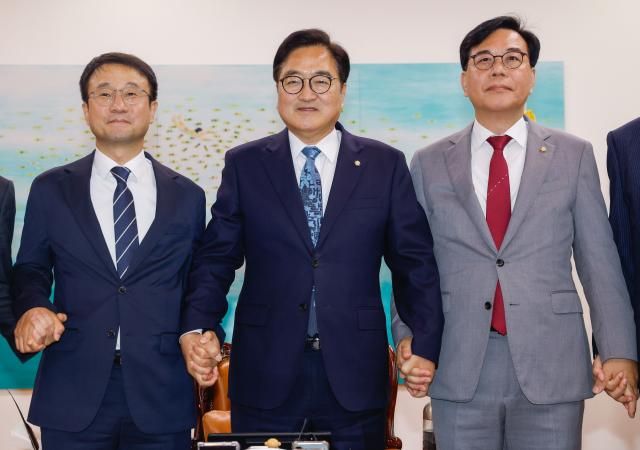 우원식 국회의장가운데이 7일 국회의장 집무실에서 열린 여야 회동에 앞서 한병도 더불어민주당 원내대표왼쪽 송언석 국민의힘 원내대표와 기념촬영을 하고 있다 사진연합뉴스