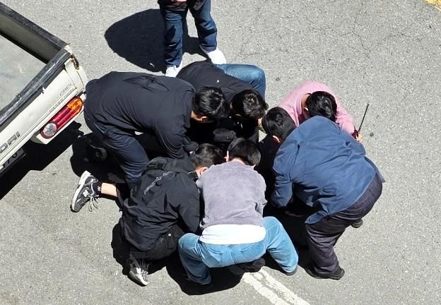 긴급 체포되는 여고생 살인 혐의 피의자 사진연합뉴스