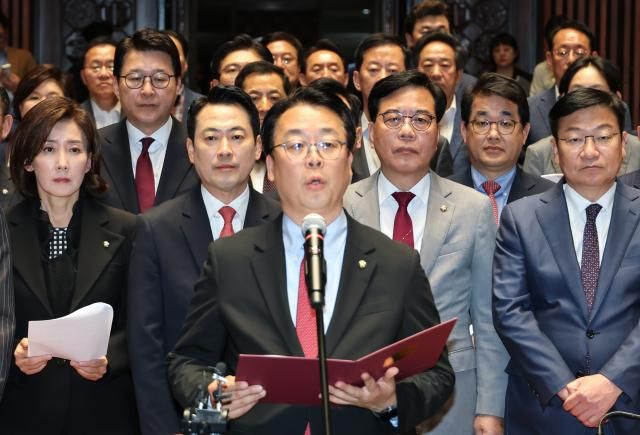 곽규택 국민의힘 수석대변인이 7일 국회에서 열린 의원총회에서 장동혁 대표와 송언석 원내대표를 비롯한 의원들을 대표해 개헌과 관련한 성명서를 낭독하고 있다 사진연합뉴스