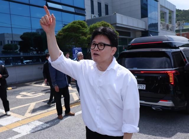 한동훈 무소속 부산 북갑 국회의원 보궐선거 예비후보가 4일 오후 부산 구포동 북구선거관리위원회에 예비후보 등록을 마친 뒤 지지자들에게 인사하고 있다사진연합뉴스