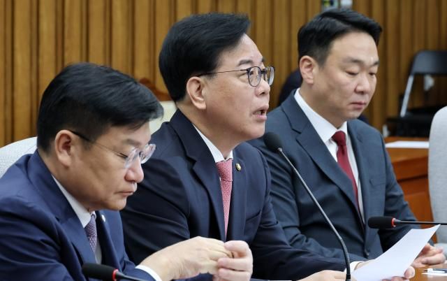 송언석 국민의힘 원내대표가운데가 8일 국회에서 열린 원내대책회의에서 모두발언을 하고 있다 사진연합뉴스