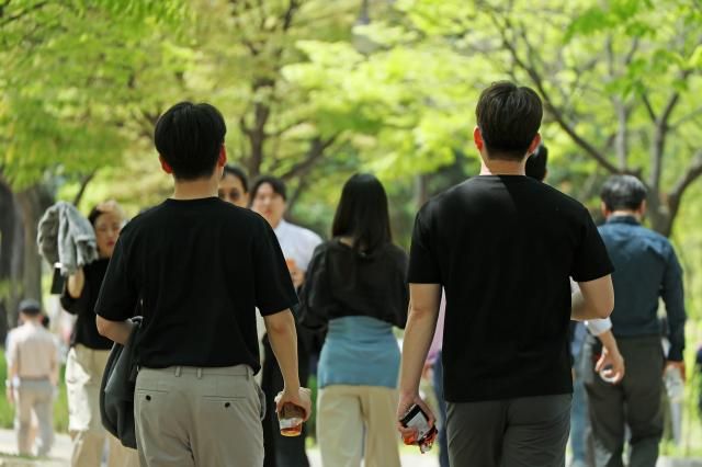 서울 영등포구 여의도공원에서 시민들이 산책을 즐기고 있다 사진연합뉴스