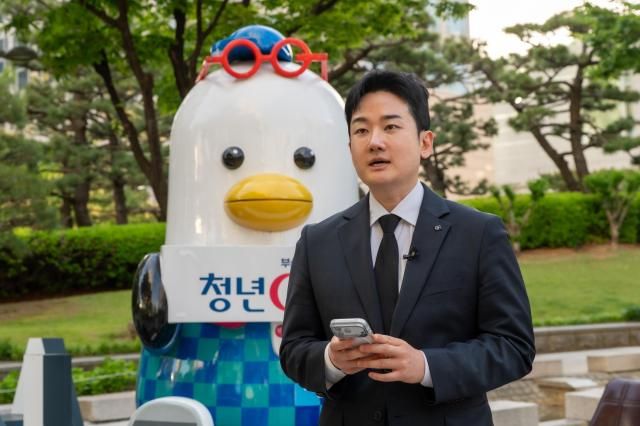정이한 개혁신당 부산시장 후보가 8일 부산 연제구 부산시청 앞에서 무기한 단식에 돌입하겠다는 뜻을 밝히고 있다 사진정이한 후보 캠프