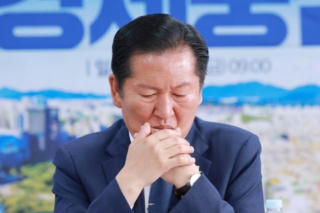 더불어민주당 정청래 대표가 8일 서울 송파구 민주당 조재희 송파구청장 후보 선거사무소에서 열린 현장 최고위원회의에 참석해 한병도 원내대표 발언을 듣고 있다사진연합뉴스