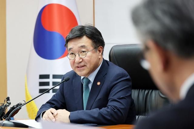 윤호중 행정안전부 장관이 8일 오후 서울 종로구 정부서울청사에서 열린 허위 가짜뉴스 대응 협의체 회의를 주재하고 모두 발언하고 있다 사진행안부