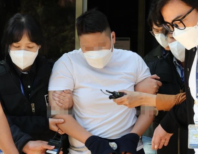 약물을 탄 술로 직원의 남편을 살해하려 한 혐의를 받는 태권도장 관장 20대 여성 A씨가 9일 오후 구속 전 피의자 심문영장실질심사이 끝난 뒤 인천지법 부천지원을 나서고 있다 사진연합뉴스