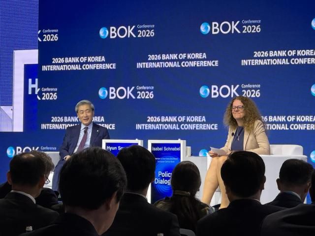 신현송 한국은행 총재왼쪽와 이자벨 슈나벨 유럽중앙은행ECB 집행이사 사진장선아 기자