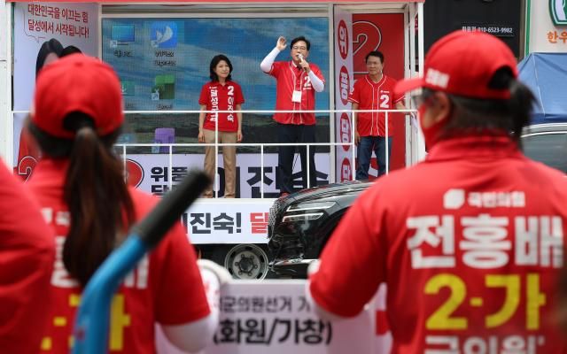 송언석 국민의힘 공동선거대책위원장이 1일 대구 달성군 화원시장 앞에서 이진숙 달성군 국회의원 재·보궐선거 후보 지원유세를 하고 있다 사진연합뉴스